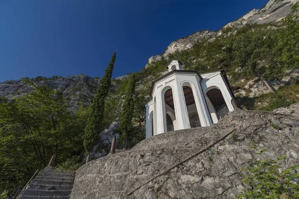 Riva Del Garda Italia Europa Agosto 2019 Capilla Montaña Santa —  Fotos de Stock