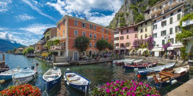 Limone, Garda Gölü, İtalya, Ağustos 2019, Limone kasabasının manzarası