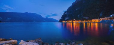Riva del Garda, Garda Gölü, İtalya, Ağustos 2019, Göl ve kasaba manzarası
