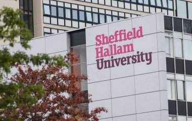 Sheffield Hallam Üniversitesi Logosu Surrey Binası 'nın yanında şehir merkezi kampüsünde, Sheffield, İngiltere - Eylül 2013