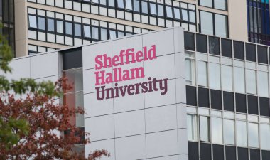 Sheffield Hallam Üniversitesi Logosu Surrey Binası 'nın yanında şehir merkezi kampüsünde, Sheffield, İngiltere - Eylül 2013