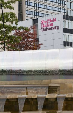 Sheffield Hallam Üniversitesi Surrey Binası önündeki Şelale ve çeşme şehir merkezi kampüsü, Sheffield, İngiltere - Eylül 2013