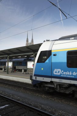 Brno Katedrali 'nin arka planında Çek Cumhuriyeti Brno İstasyonu - 20 Şubat 2018