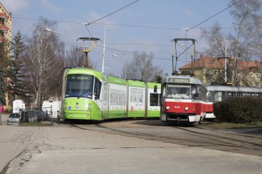 Çek Cumhuriyeti 'nin Brno caddelerinde yeni ve eski bir tramvay - 20 Şubat 2018