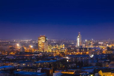 Brno 'nun gece silueti AZ Kulesi' ni gösteriyor, Brno, Çek Cumhuriyeti, Avrupa - 22 Şubat 2018