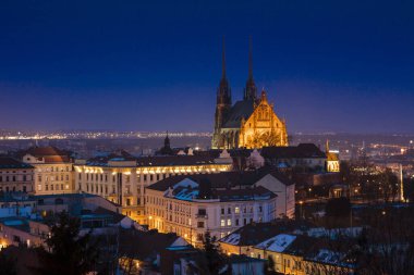 Brno Katedrali manzarası ve geceleri ufuk çizgisi, Brno, Çek Cumhuriyeti, Avrupa - 22 Şubat 2018