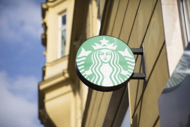 Çek Cumhuriyeti, Brno 'da bir kafede Starbucks tabelası, 24 Şubat 2018