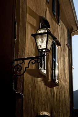 Bellagio, Como Gölü, İtalya 'da bir ara sokakta eski moda bir sokak lambası, 27 Ağustos 2011