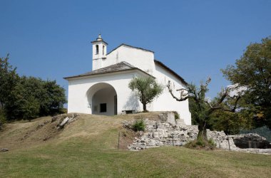 Isola Comacina Adası Şapeli, Como Gölü, İtalya - Ağustos 2011