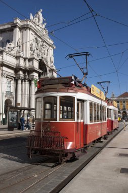 Rua Augusta Kemeri 'nin dışındaki klasik tramvay tramvayı, Lizbon, Portekiz, Avrupa - Kasım 2010
