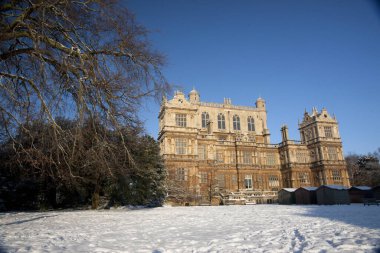 Nottingham, Nottinghamshire 'da 3 Aralık 2010 tarihinde Elizabeth dönemi Wollaton Hall Müzesi ve kışın karın altındaki bahçelerin manzarası çekildi..