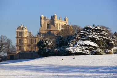 Nottingham, Nottinghamshire 'da 3 Aralık 2010 tarihinde Elizabeth dönemi Wollaton Hall Müzesi ve kışın karın altındaki bahçelerin manzarası çekildi..