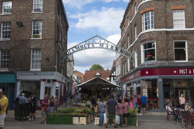 Tarihi York merkezindeki Shambles pazarına giriş, York, Yorkshire, İngiltere - 4 Ağustos 2018