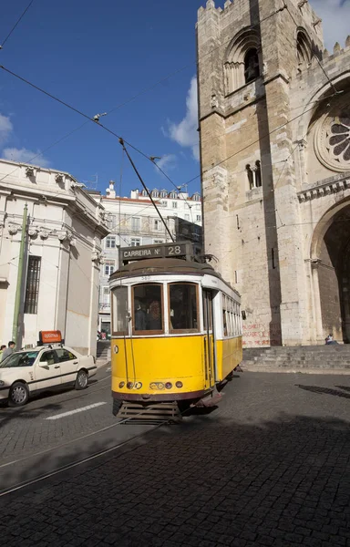 Tram Tram Vintage Fuori Dalla Cattedrale Lisbona Lisbona Portogallo Europa — Foto Stock