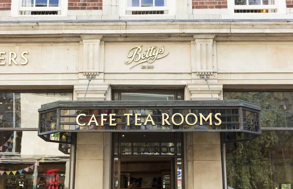 York, Yorkshire, İngiltere 'deki Bettys Çay Odaları' nın ünlü girişi - 4 Ağustos 2018