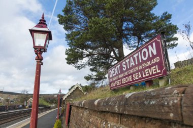 İngiltere 'nin en yüksek ana hattı olan Carlisle Demiryolu Yerleşim İstasyonu Dent, Cumbria, İngiltere - 10 Kasım 2017