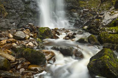Nerede, Whernside, Kuzey Yorkshire, İngiltere 'nin yamaçlarında Yüksek Güç Şelalesi (Force Gill) - 10 Kasım 2017