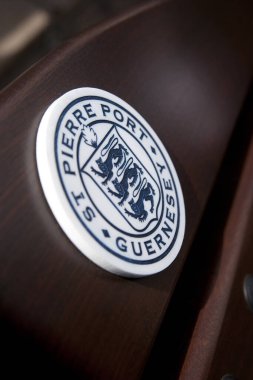 Crest / Logo, Guernsey 'in ana yerleşim yeri olan St Pierre Limanı (St Peter Limanı), Birleşik Krallık - 11 Temmuz 2013