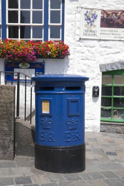 Guernsey 'e özgü bir Blue Guernsey Posta Kutusu, Guernsey' in ana yerleşim yeri olan St. Pierre Limanı 'ndaki (St Peter Limanı) 11 Temmuz 2013
