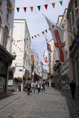 St. Pierre Limanı 'ndaki bir High Street (St Peter Limanı), Guernsey' in ana yerleşim yeri, The Channel Islands, İngiltere - 11 Temmuz 2013