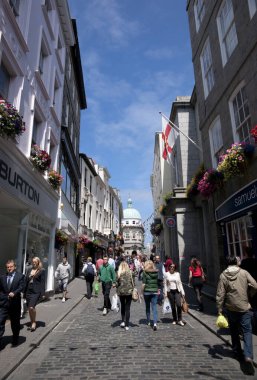 St. Pierre Limanı 'ndaki bir High Street (St Peter Limanı), Guernsey' in ana yerleşim yeri, The Channel Islands, İngiltere - 11 Temmuz 2013