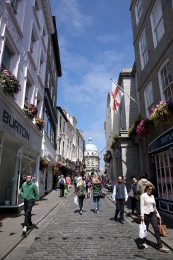 St. Pierre Limanı 'ndaki bir High Street (St Peter Limanı), Guernsey' in ana yerleşim yeri, The Channel Islands, İngiltere - 11 Temmuz 2013