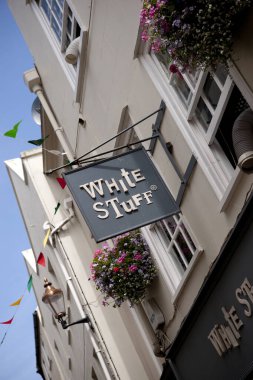 St. Pierre Limanı 'ndaki High Street' te bir White Stuff dükkânı tabelası, Guernsey 'in ana yerleşkesi, The Channel Islands, İngiltere - 11 Temmuz 2013