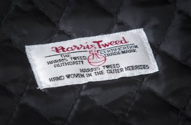 Harris Tweed üreticilerinin etiketine dikilmiş. Gerçek Harris Tweed 'in giysilerinde bulundu. Ocak 2018.
