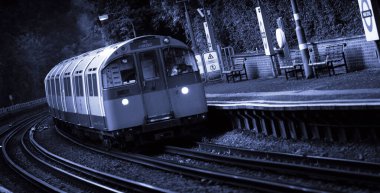 Londra Metro Servisi, 5 Eylül 2013 'te Londra' daki Park Royal İstasyonu 'ndan geçecek.