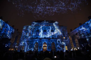 Lyon, Fransa, Avrupa, 6 Aralık 2019 Fetes des Lumieres, nam-ı diğer ışık festivali ve Celestins tiyatrosundaki şimşek bulutu manzarası.