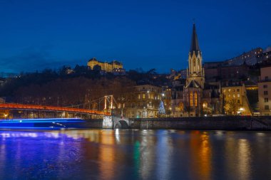 Lyon, Fransa, Avrupa, 6 Aralık 2019, Alacakaranlıktaki Lyon nehri ve şehir manzarası