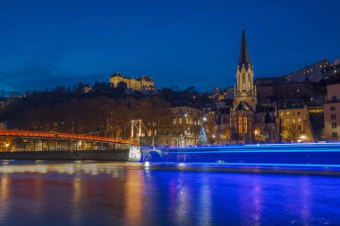 Lyon, Fransa, Avrupa, 6 Aralık 2019, Alacakaranlıktaki Lyon nehri ve şehir manzarası