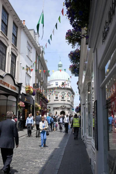 St. Pierre Limanı 'ndaki High Street (St Peter Limanı), Guernsey' in ana yerleşim yeri, The Channel Islands, İngiltere - 11 Temmuz 2013