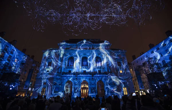 Lyon, Fransa, Avrupa, 6 Aralık 2019 Fetes des Lumieres, nam-ı diğer ışık festivali ve Celestins tiyatrosundaki şimşek bulutu manzarası.