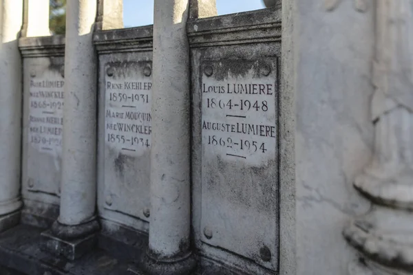 リヨン フランス ヨーロッパ 2019年12月6日 ニューギルティエール墓地のルミエール兄弟を含むルミエール家の墓の眺め — ストック写真