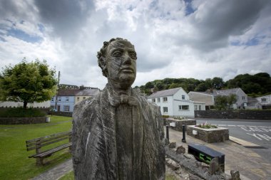Laugharne, Galler, İngiltere, Temmuz 2014, Dylan Thomas 'ın oyma heykeli