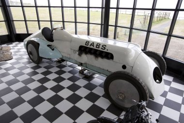 'Babs', John Parry-Thomas 'ın kurtarılan ve restore edilen Land Speed Record Car' ı Temmuz 2014 'te Galler' deki Speed, Pendine, Pendine Sands, Carmarthenshire, Galler Müzesi 'nde sergilenmektedir.