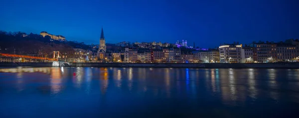 Lyon, Fransa, Avrupa, 6 Aralık 2019, Alacakaranlıktaki Lyon nehri ve şehir manzarası