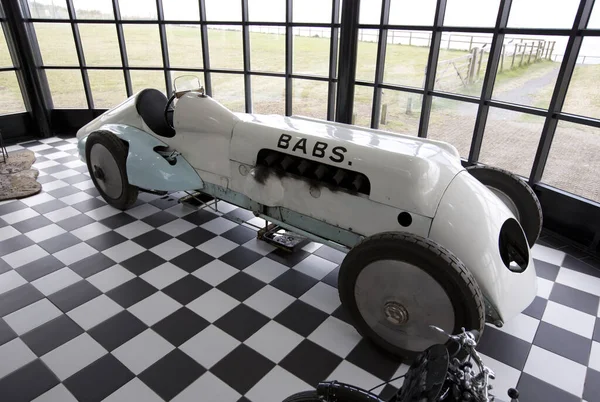 'Babs', John Parry-Thomas 'ın kurtarılan ve restore edilen Land Speed Record Car' ı Temmuz 2014 'te Galler' deki Speed, Pendine, Pendine Sands, Carmarthenshire, Galler Müzesi 'nde sergilenmektedir.