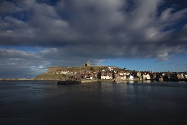 Whitby, Kuzey Yorkshire, İngiltere, 22 Mart 2019, Kasaba ve St Mary Kilisesi manzarası