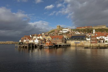Whitby, Kuzey Yorkshire, İngiltere, 22 Mart 2019, Kasaba ve St Mary Kilisesi manzarası