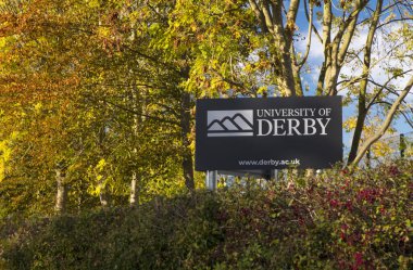 Derby, Derbyshire, İngiltere: Ekim 2018: Derby Üniversitesi Logosu ve İmzası