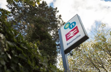 Bournville Tren İstasyonu, Birmingham, İngiltere, Ekim 2018, Network Demiryolu tabelası