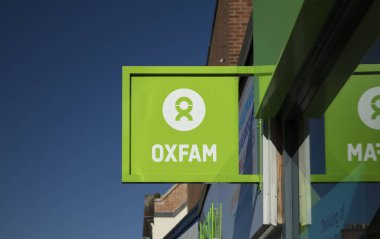 Derby, Derbyshire, Ekim 2018, Oxfam Hayır Kurumu İşareti