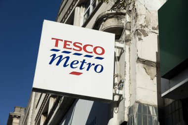 Derby, Derbyshire, İngiltere: Ekim 2018: Tesco Metro Tabelası