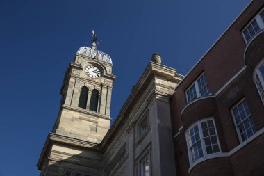 Derby, Derbyshire, İngiltere: Ekim 2018: Derby Guildhall ve Tiyatrosu Saat Kulesi