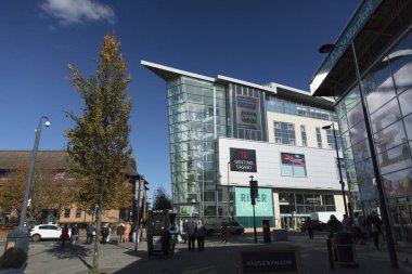 Derby, Derbyshire, İngiltere: Ekim 2018: River Lights Development, Holiday Inn and Genting Casino