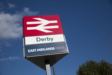 Derby Tren İstasyonu, Derby, Derbyshire, Ekim 2018, Şebeke Demiryolu tabelası