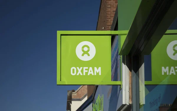 Derby, Derbyshire, Ekim 2018, Oxfam Hayır Kurumu İşareti