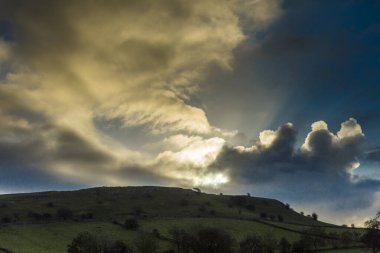 Dawn, Buxton yakınlarındaki Derbyshire, İngiltere 'deki Peak District Ulusal Parkı' nda Millers Dale ve Chee Dale 'i çevreleyen tepelere bakıyor.
